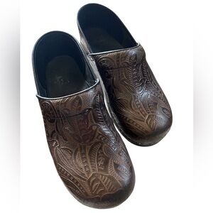 Dansko Brown patterned Clogs woman’s size 42 EU 11 1/2- 12 US